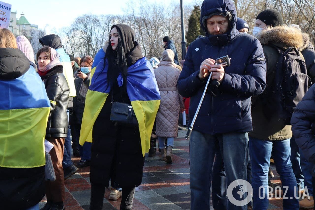 Люди принесли національну символіку.