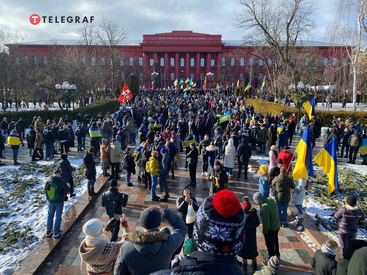 Люди зібралися в парку Шевченка.