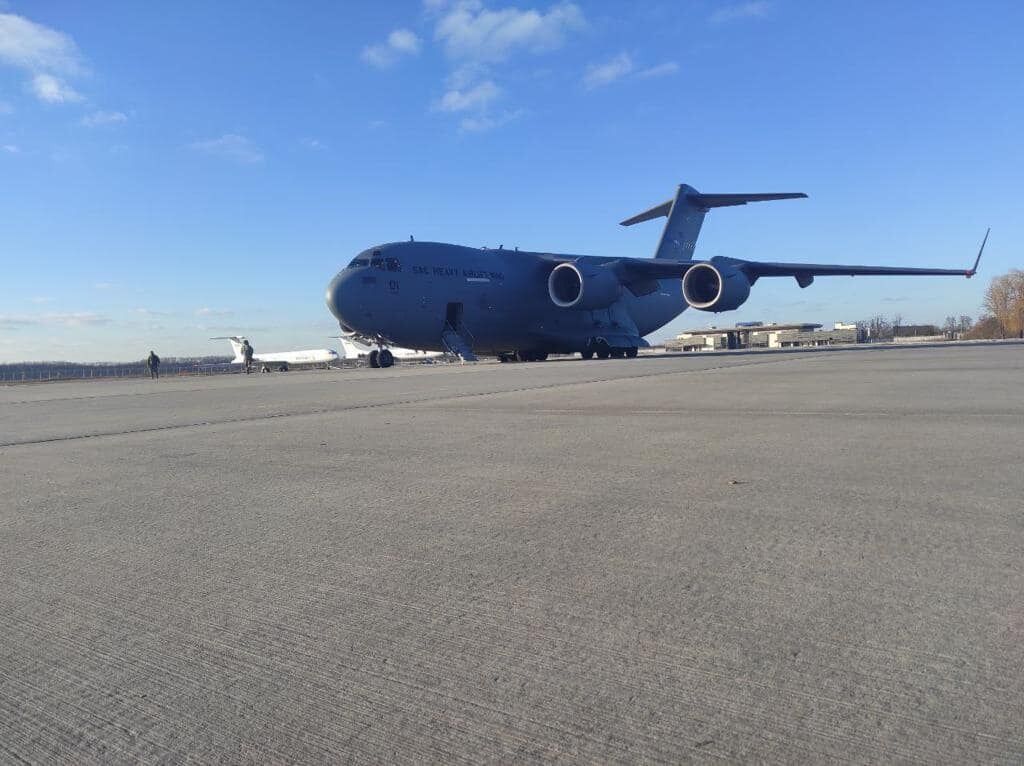 Літак із військовою допомогою прибув до України.