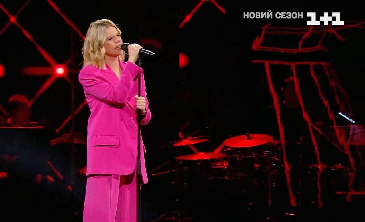 В ярком розовом костюме на сцену вышла конкурсантка из Умани по имени Юлия Штоля