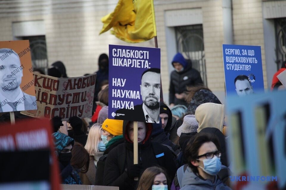 Первая акция протеста с требованием отставки Шкарлета прошла 4 февраля под зданием КМУ