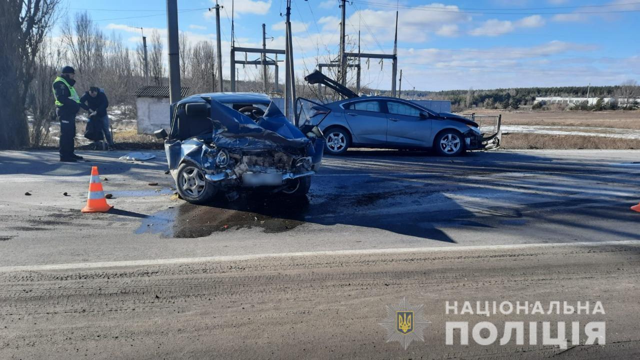 Один із автомобілів виїхав на зустрічну смугу.