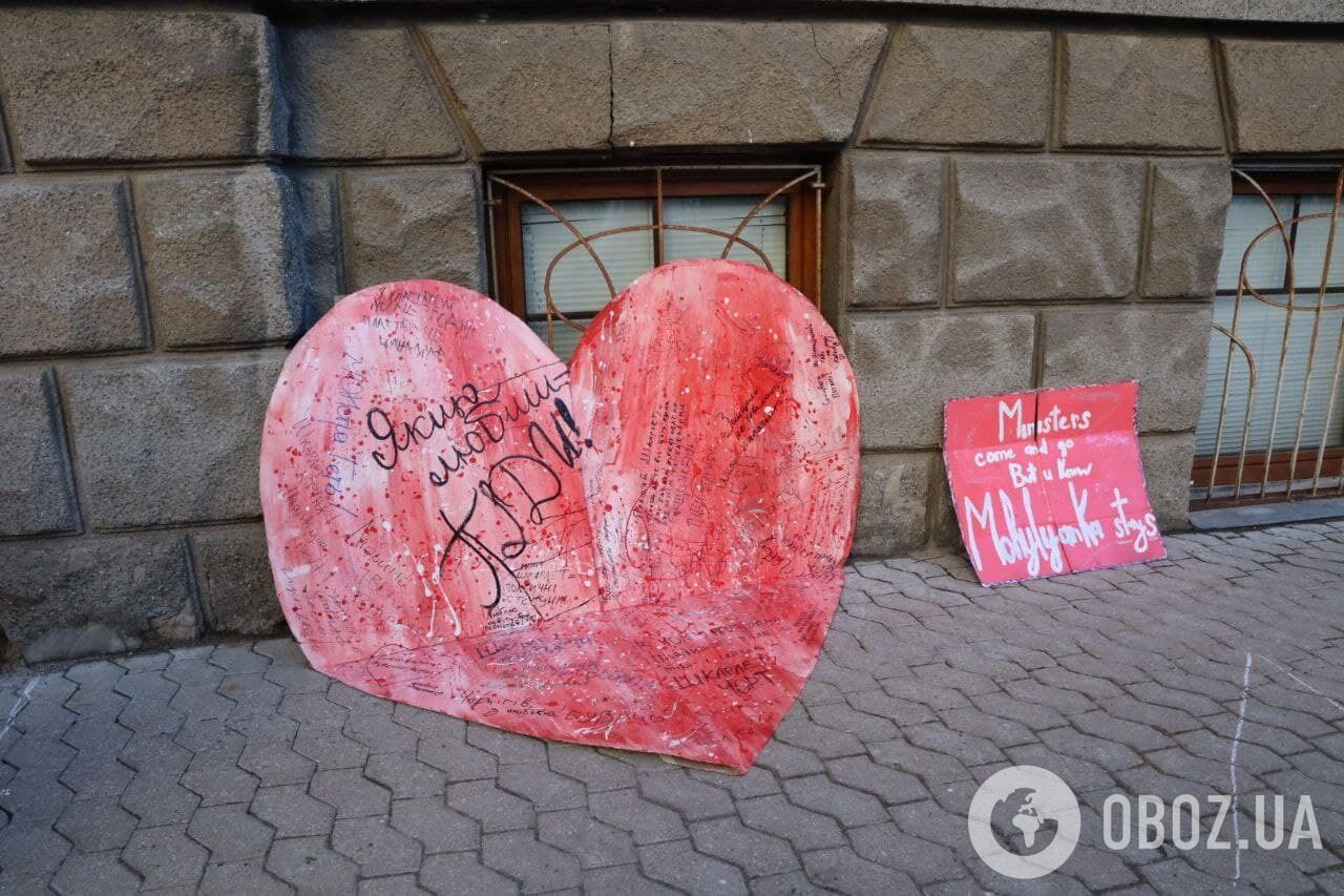 На плакатах и транспарантах активно использовали главный символ Дня святого Валентина – сердце