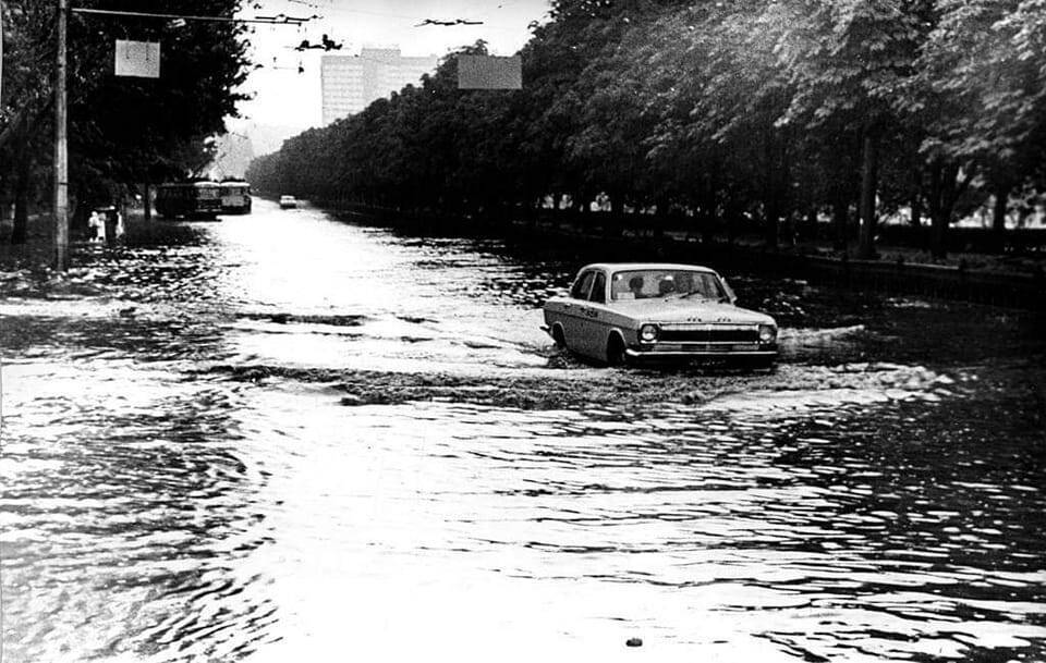 Бульвар після липневої зливи 1977 року.
