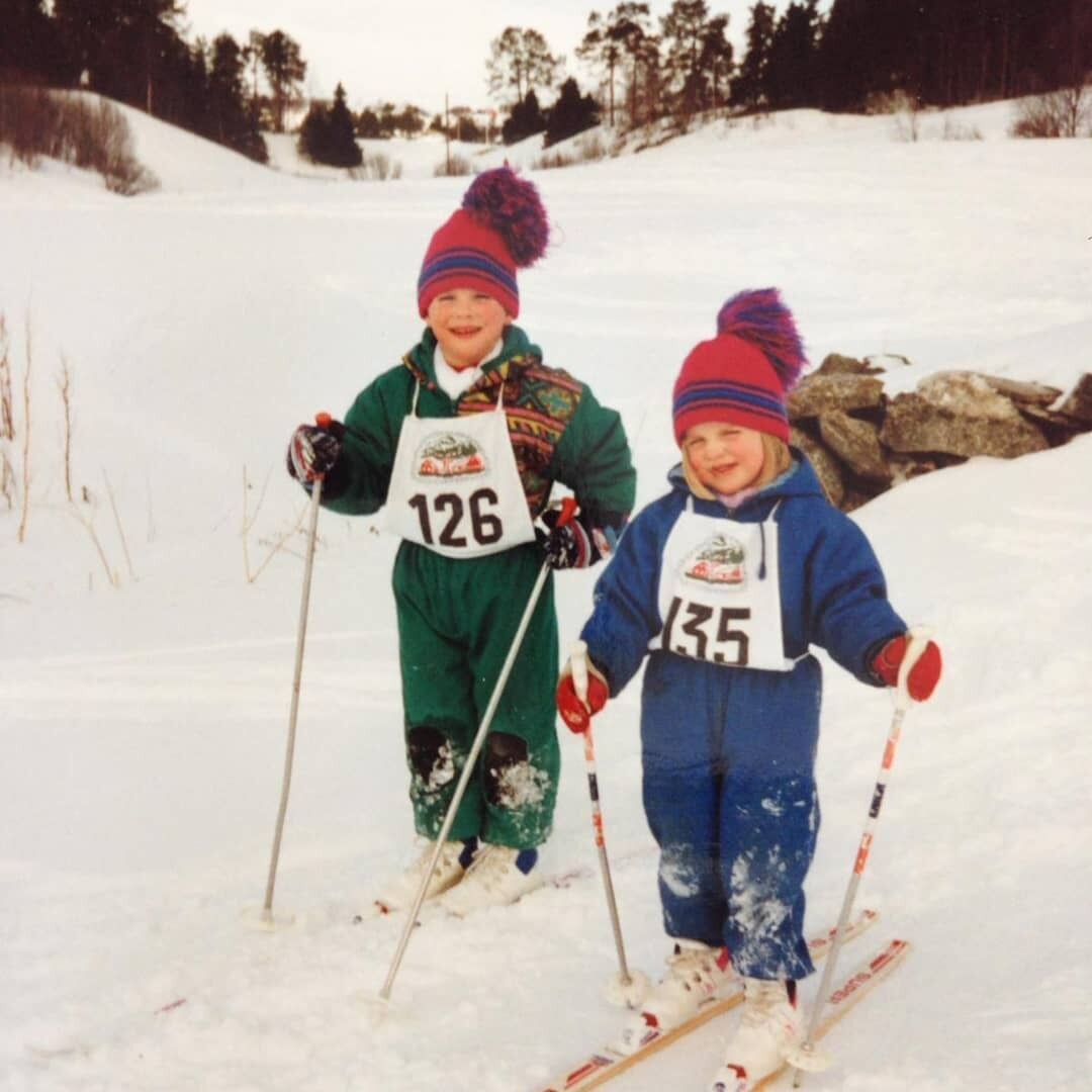 Тереза Йохауг із братом робить перші кроки на лижах.