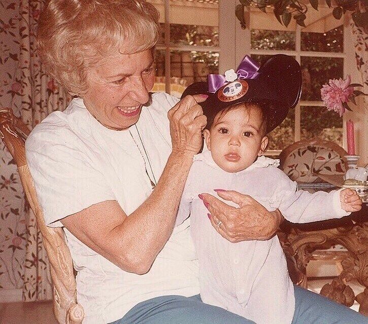 Ким Кардашьян с бабушкой.