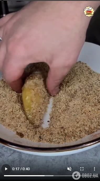 Обваливание картофеля в сухарях