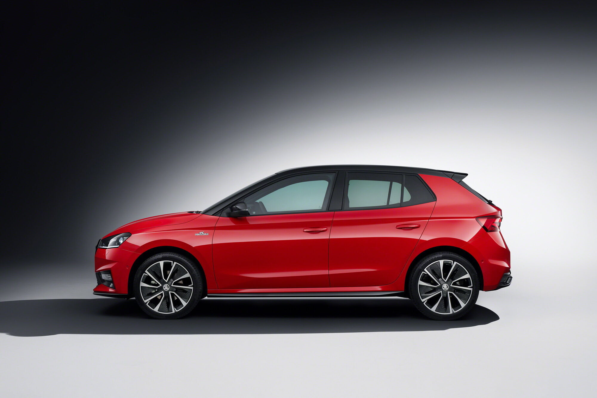 Дополняет образ затемненная светотехника и тонированные стекла