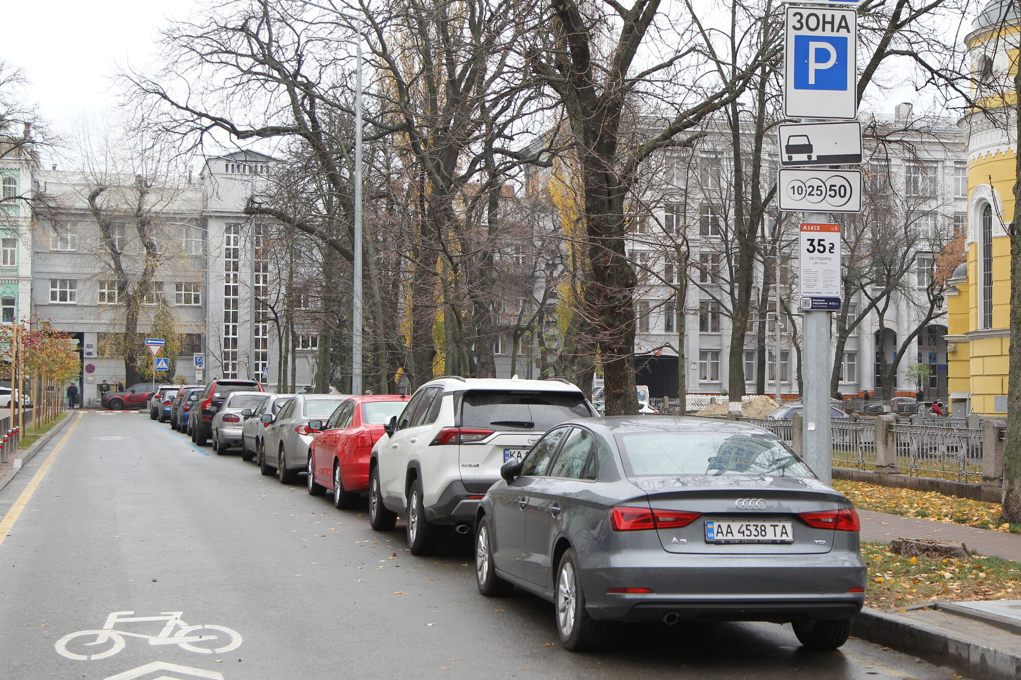 В Киеве действуют новые парковочные зоны
