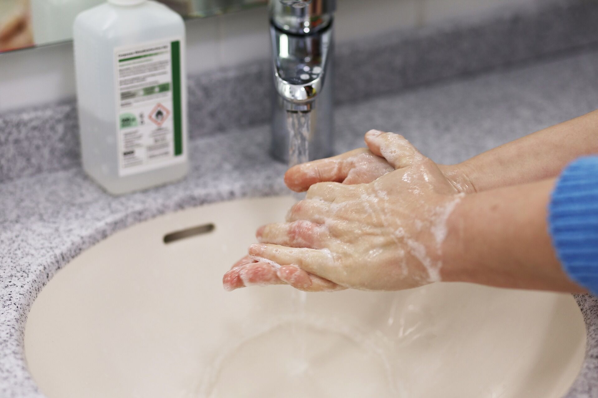 Тепла вода з милом допоможе прибрати суперклей зі шкіри.