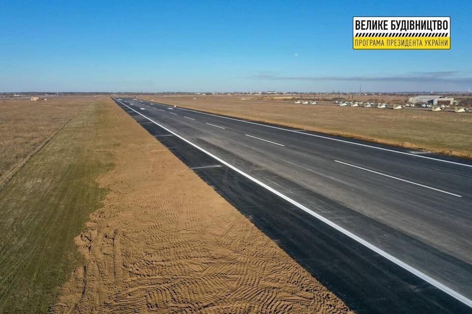 В Херсоне завершают реконструкцию взлетно-посадочной полосы в аэропорту