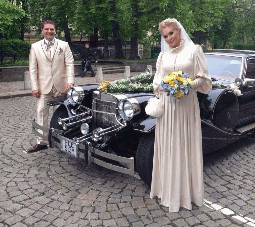 Катерина Бужинська з чоловіком на весіллі