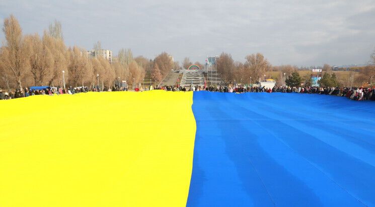 У Запоріжжі розгорнули 50-метровий прапор України