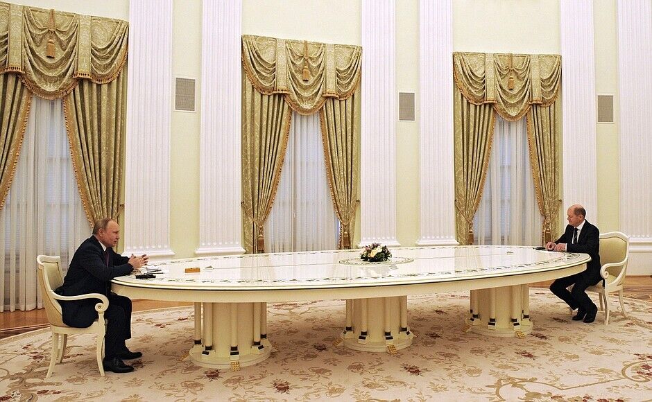 Путин встретился за этим же столом с Шольцом.