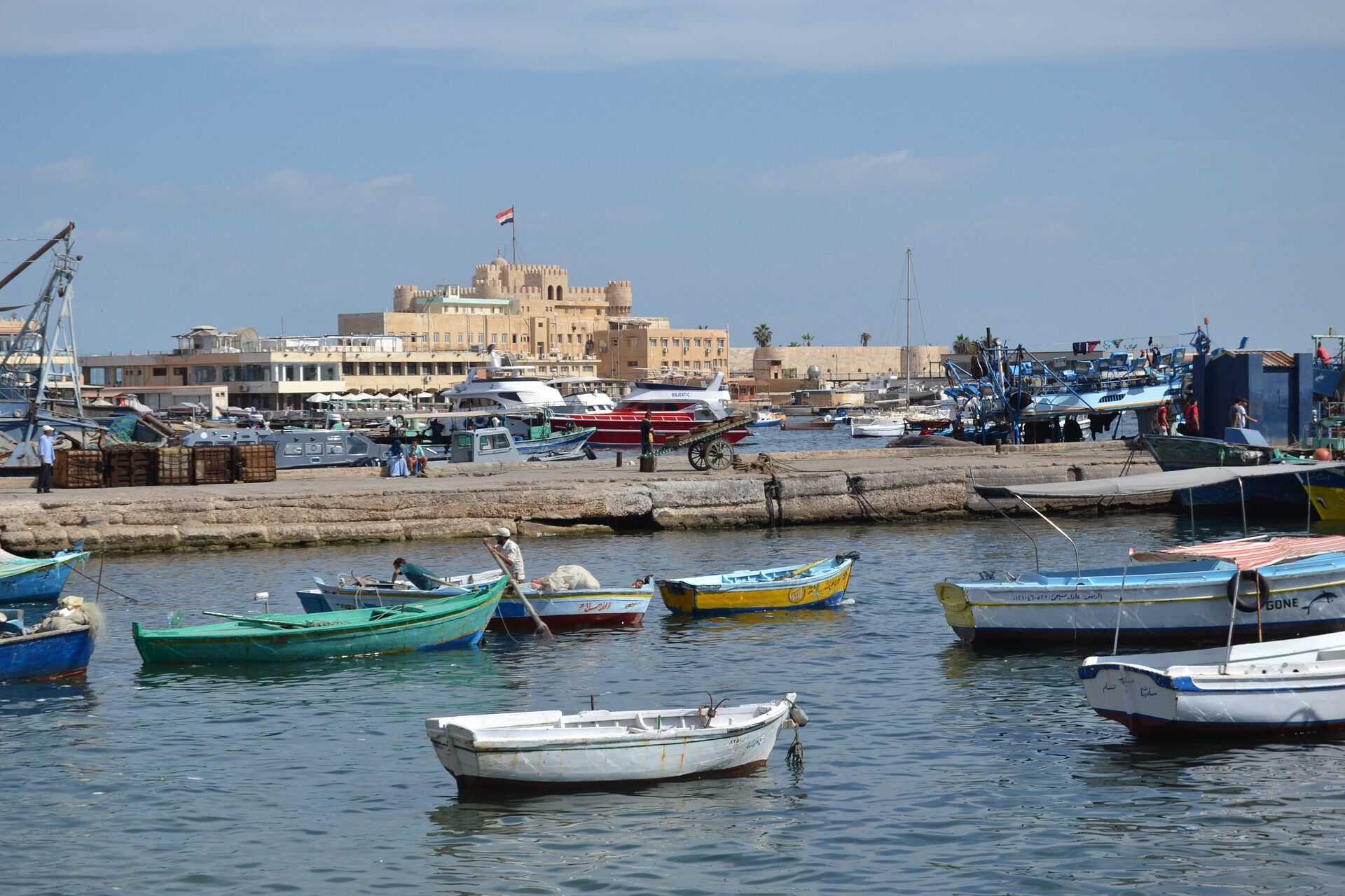 Средиземное море менее популярно среди туристов.