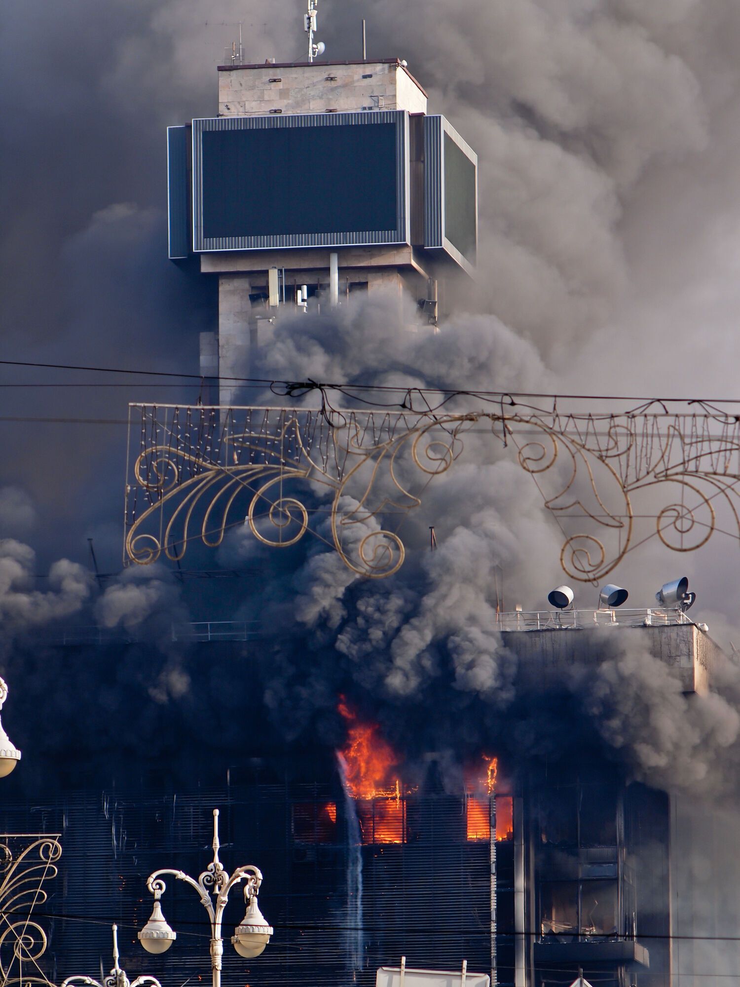 Будинок профспілок України у вогні вранці 19 лютого 2014 року