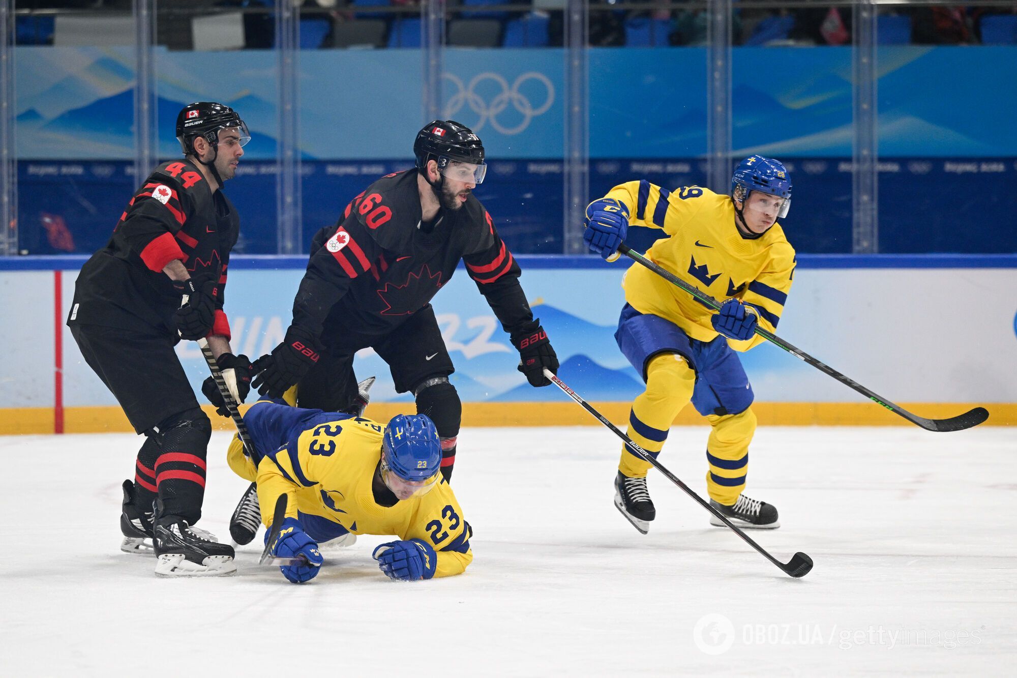 В матче Швеция - Канада было много борьбы