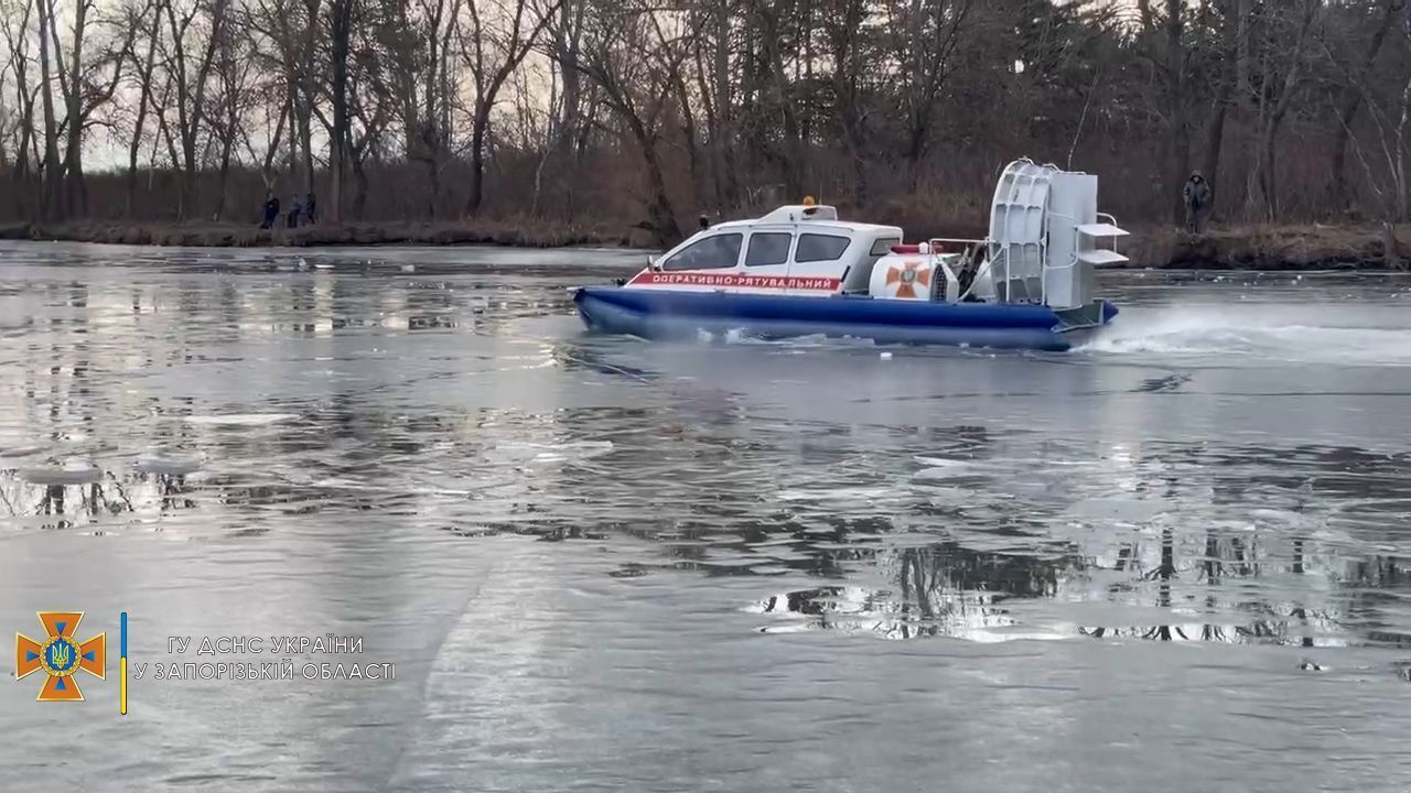 Спасатели поломали лед, чтобы люди больше туда не шли