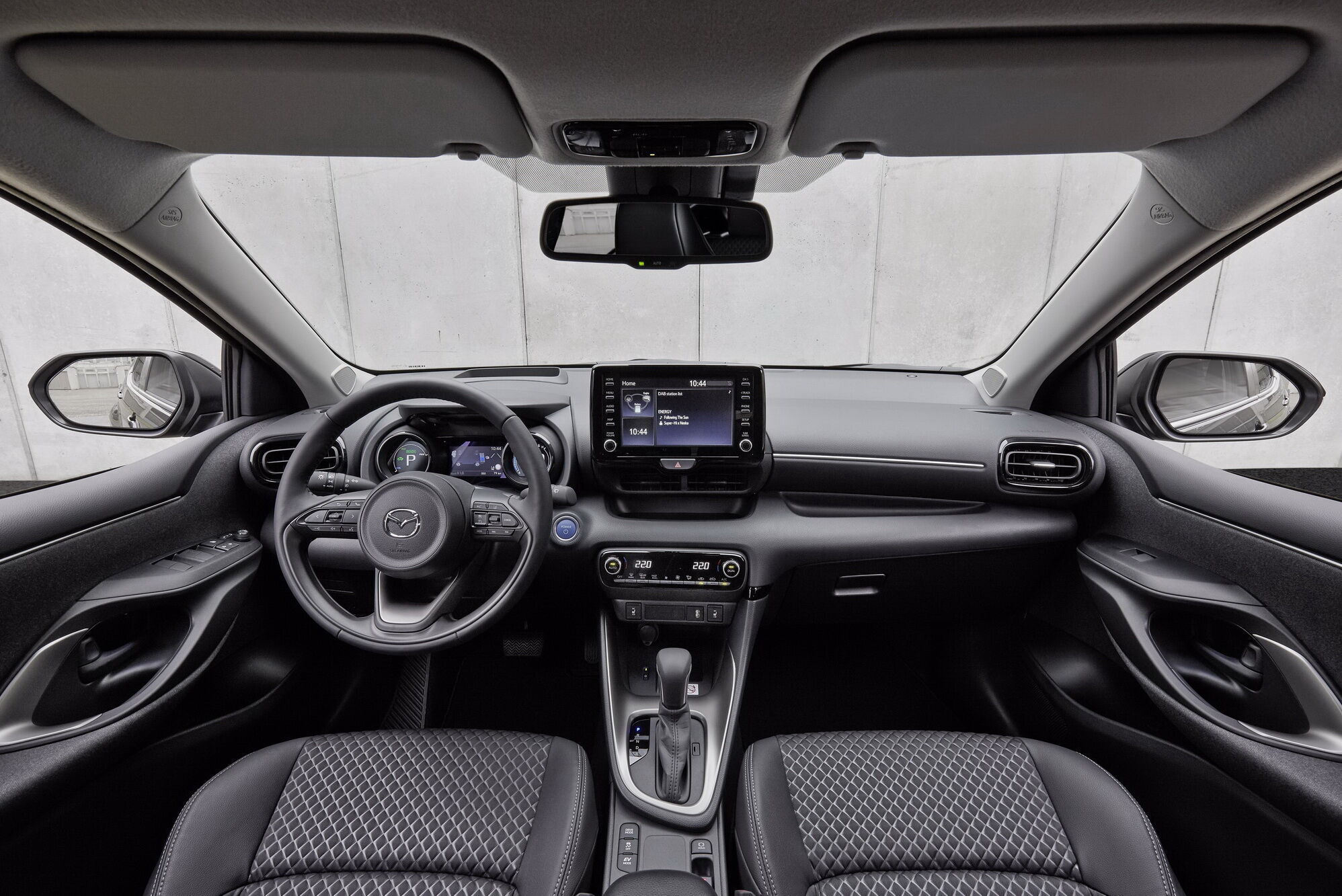 Салон Mazda2 Hybrid