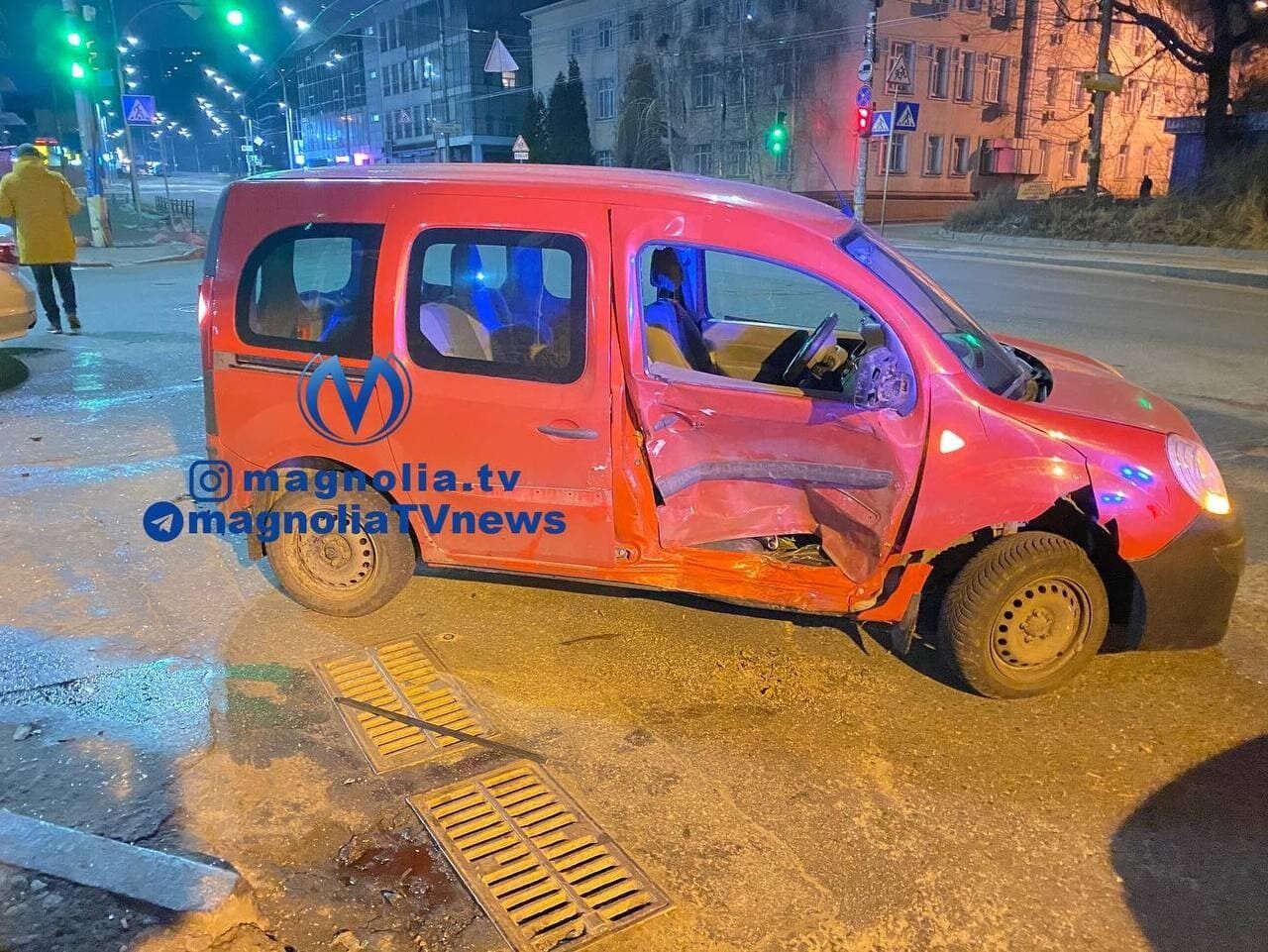 Авария произошла на улице Протасов Яр.