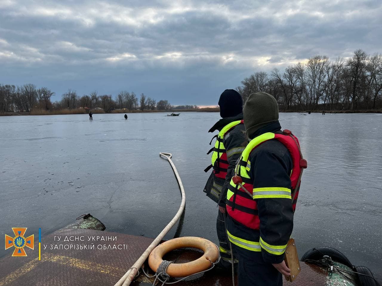 Людей заставили покинуть лед