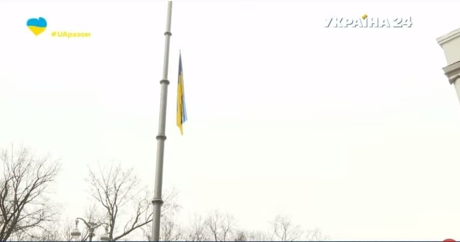 Возле Кабмина подняли флаг Украины