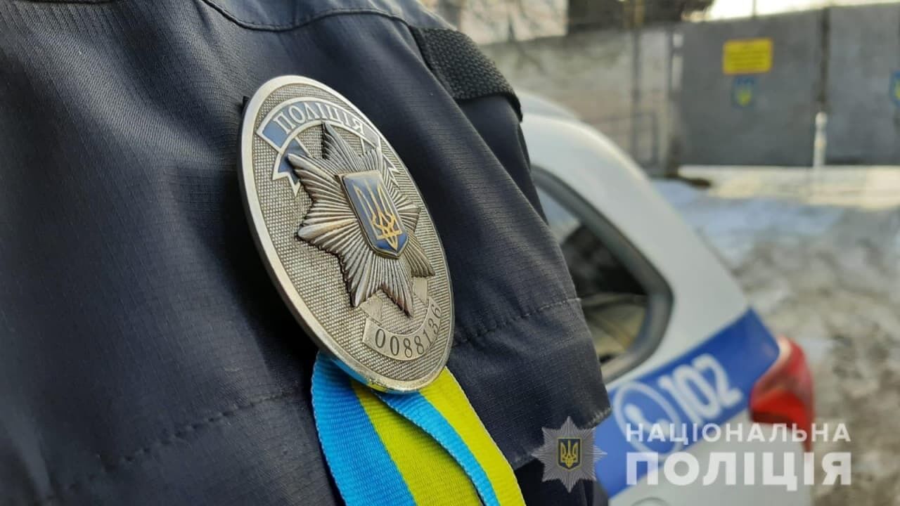 Крім того, національну символіку почепили на поліцейські жетони