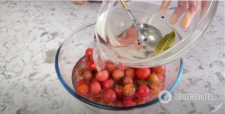 Заливання помідорів маринадом