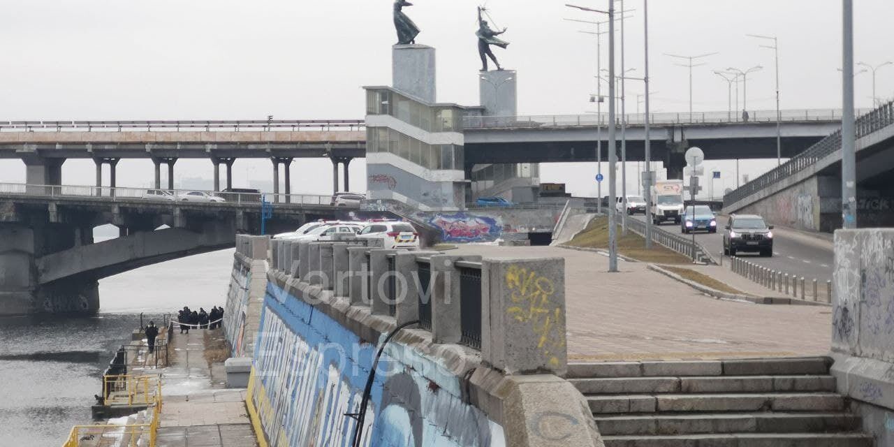 Тело мужчині нашли в воде возле моста Метро.