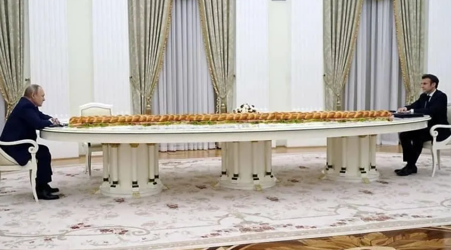 Коштує близько 100 тисяч євро: звідки у Путіна взявся стіл для переговорів, що спричинив хвилю мемів