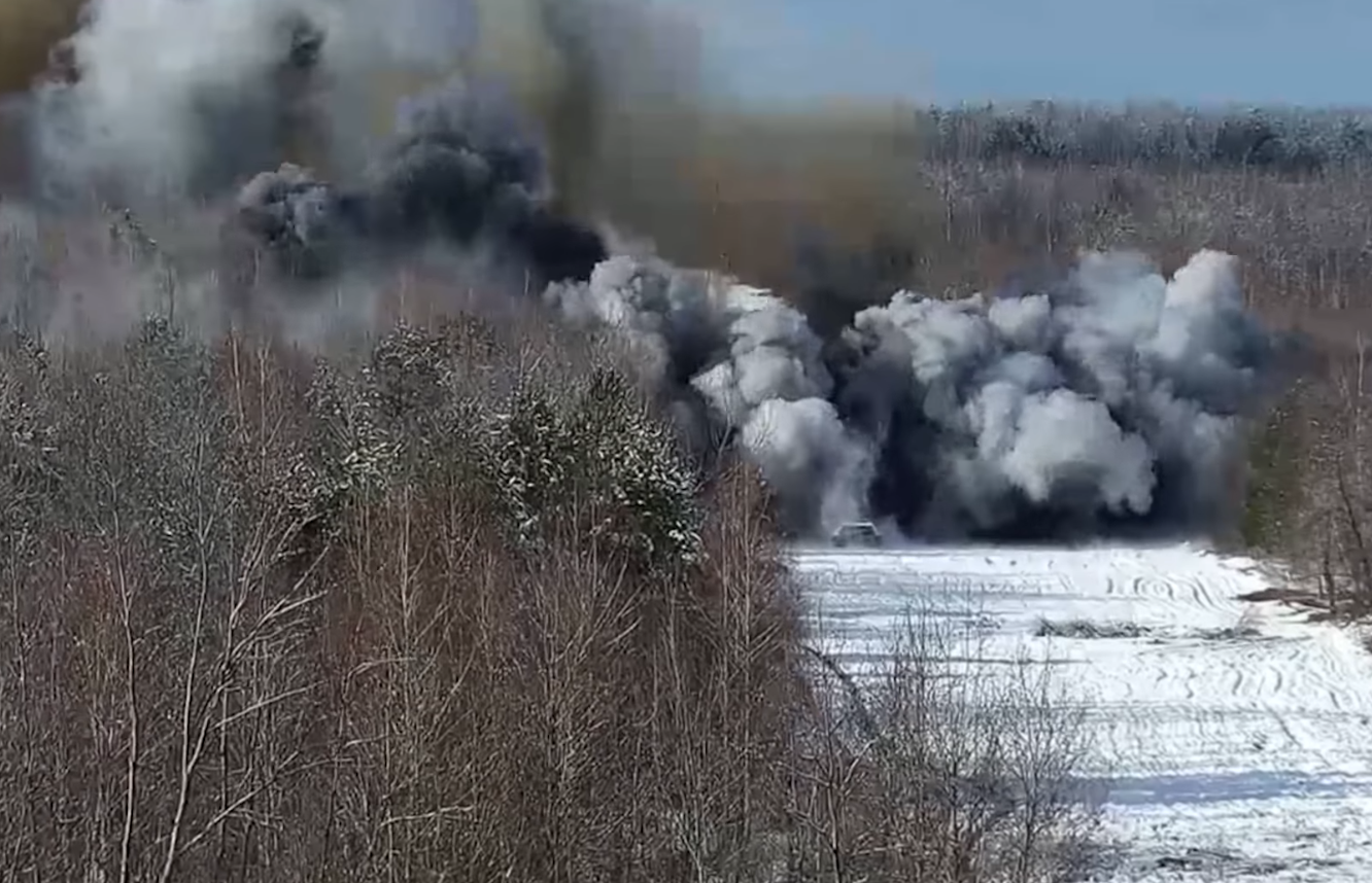 Удари з військової техніки.