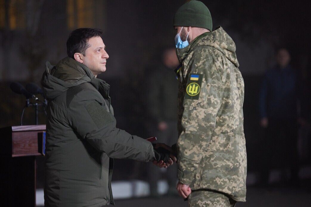 Зеленский вручил военным государственные награды.