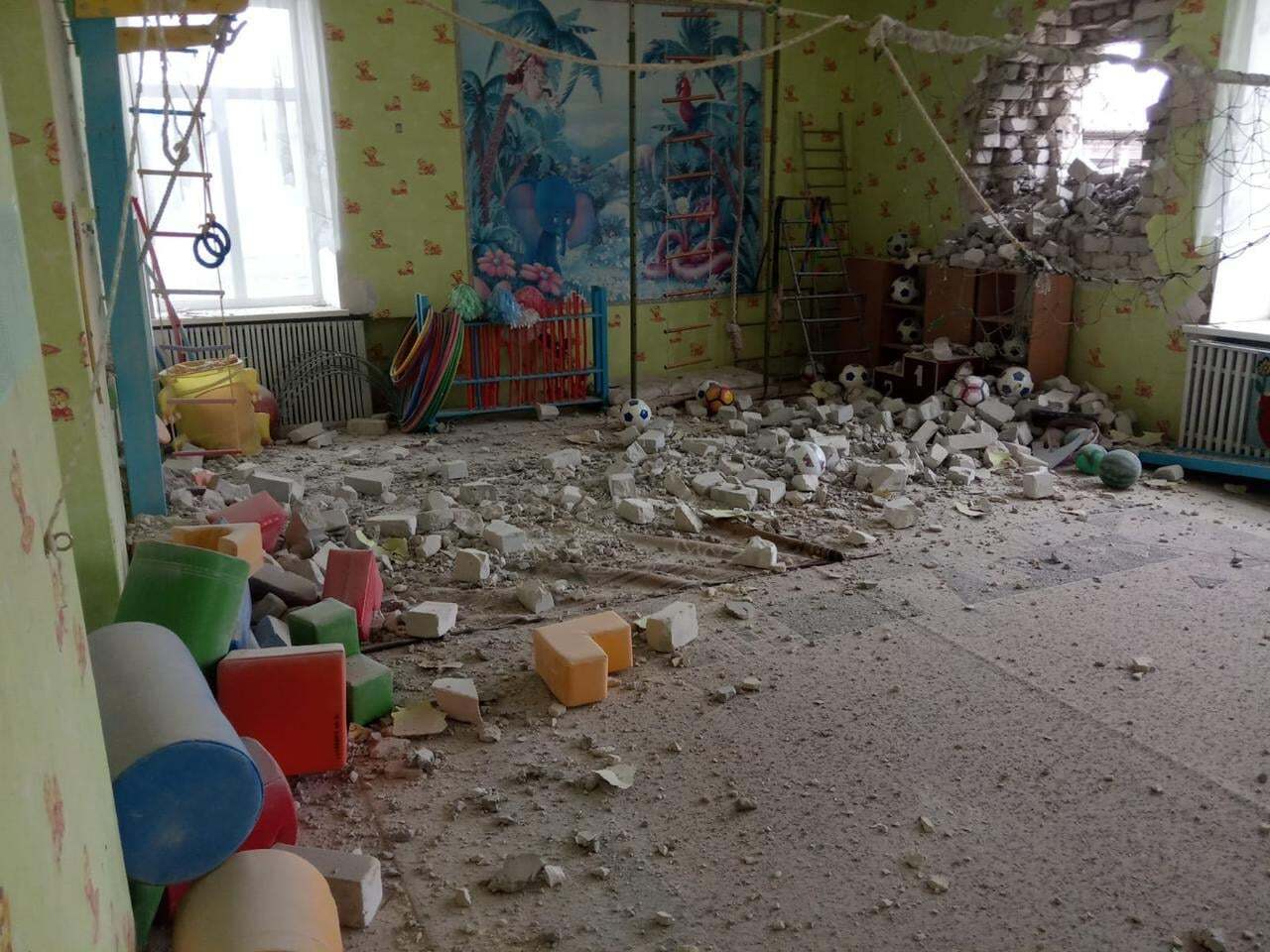 Поврежденная комната детского заведения