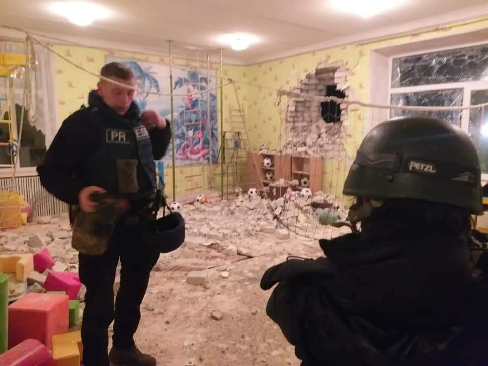 Мировые СМИ на Донбассе увидели с какой стороны обстреляли украинских детей