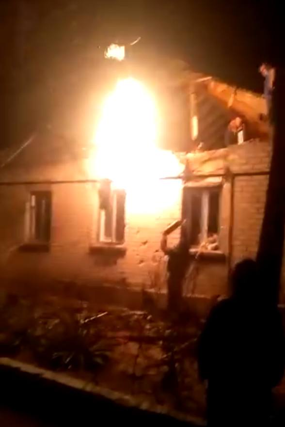 Внаслідок влучення снаряда загорівся будинок.