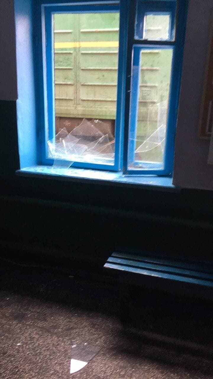 Повреждены стекла окон депо