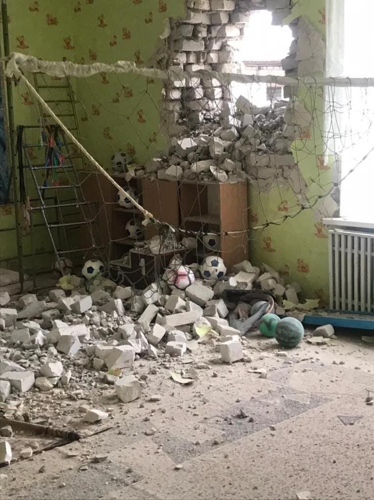 Оккупанты устроили мощнейшие обстрелы на Донбассе: под удары попали детсад, школа и жилые дома, есть раненые. Фото и видео
