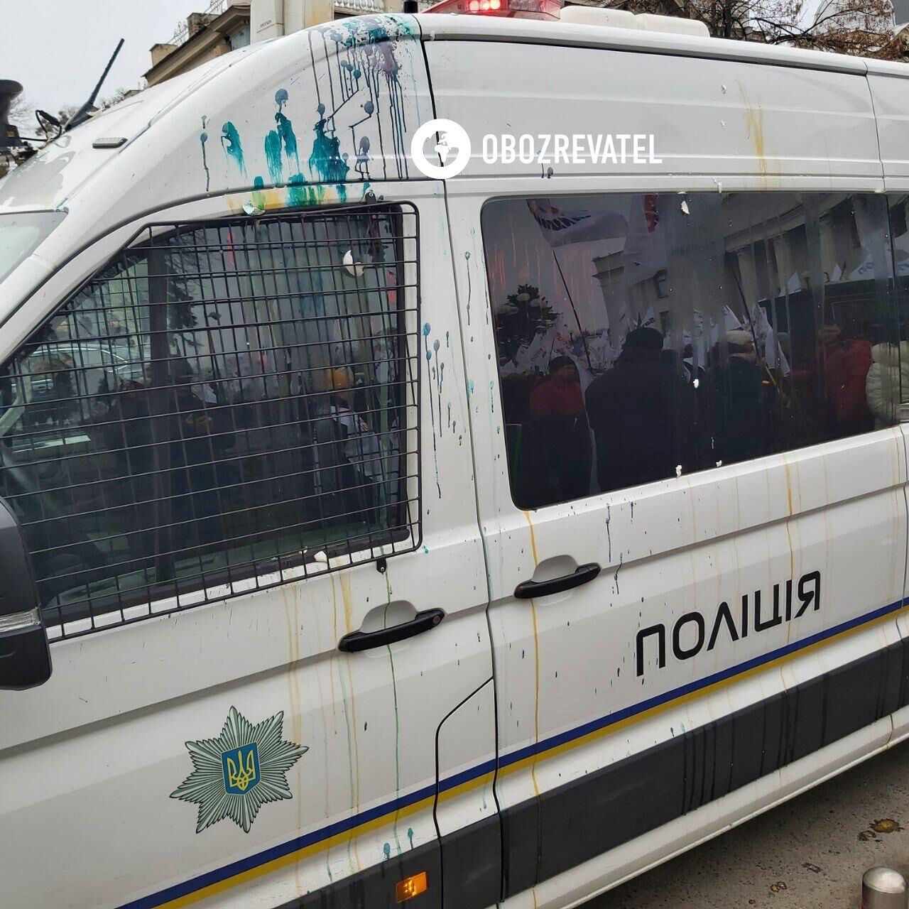 Автомобіль поліції у зеленці