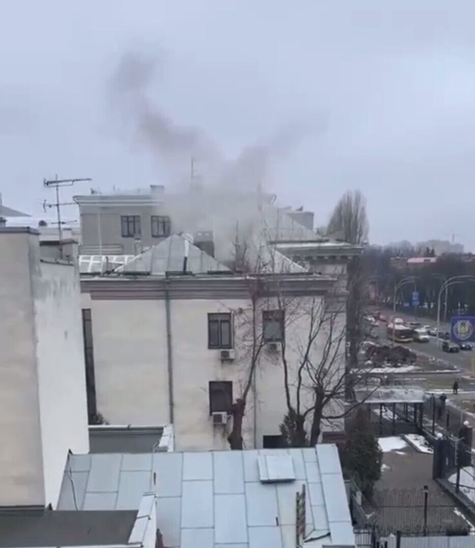 Свідки помітили, що з труби посольства йшов дим.