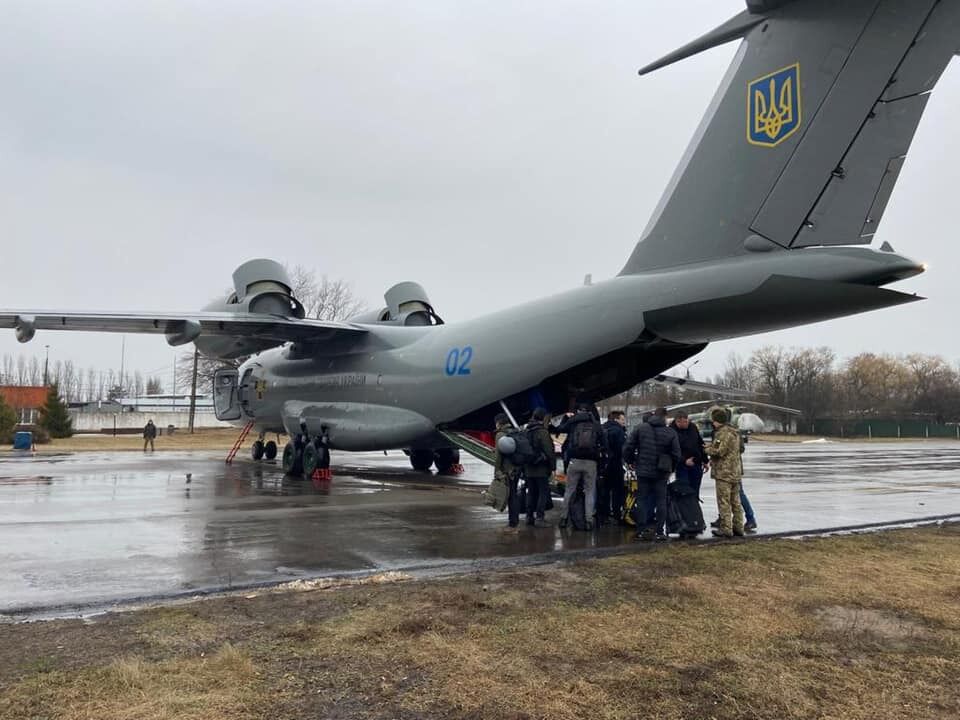 Журналістів доправляли спочатку літаком, а потім вертольотами.