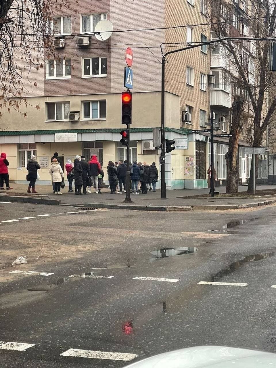 Жители "ДНР" хотят успеть снять деньги перед выездом.