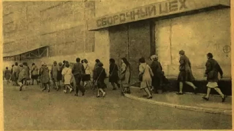 Рабочие завода бегут в бомбоубежище во время учений, середина 1980-х