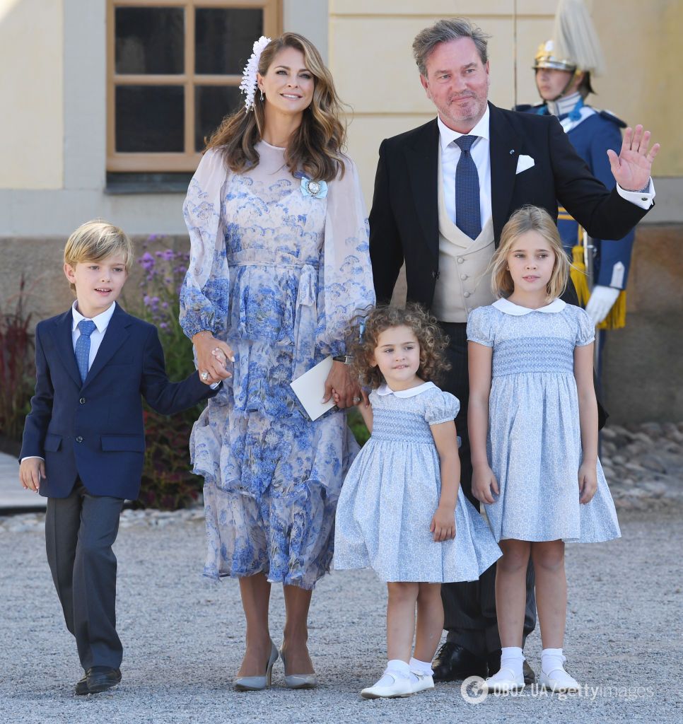 Принцесса Мадлен, принцесса Адриенна, принцесса Леонора, принц Николас и Кристофер О'Нил посещают крещение принца Джулиана возле часовни замка Дроттнингхольм.