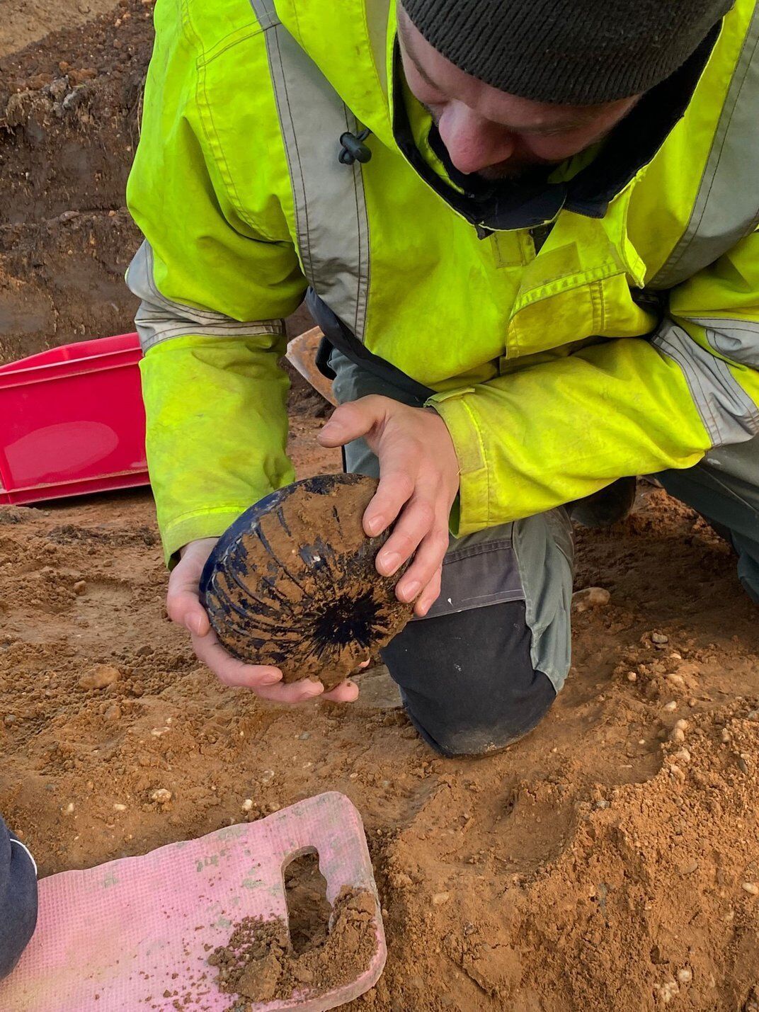 При раскопках в одном из районов города Неймеген нашли необычный артефакт – чашу из синего стекла.