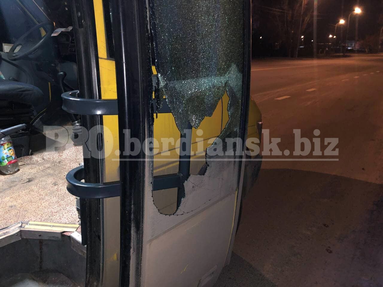 В Бердянске мужчина разбил головой окно маршрутки