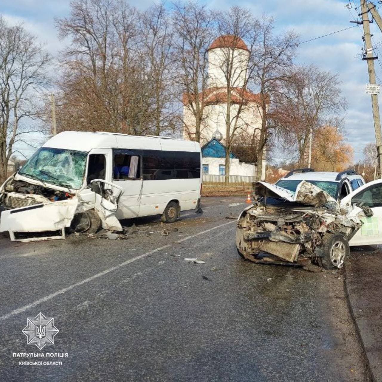 Столкнулись легковушка и маршрутный автобус.