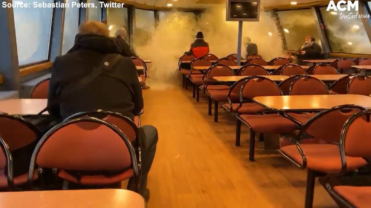 Сильная волна разбила окна на пароме