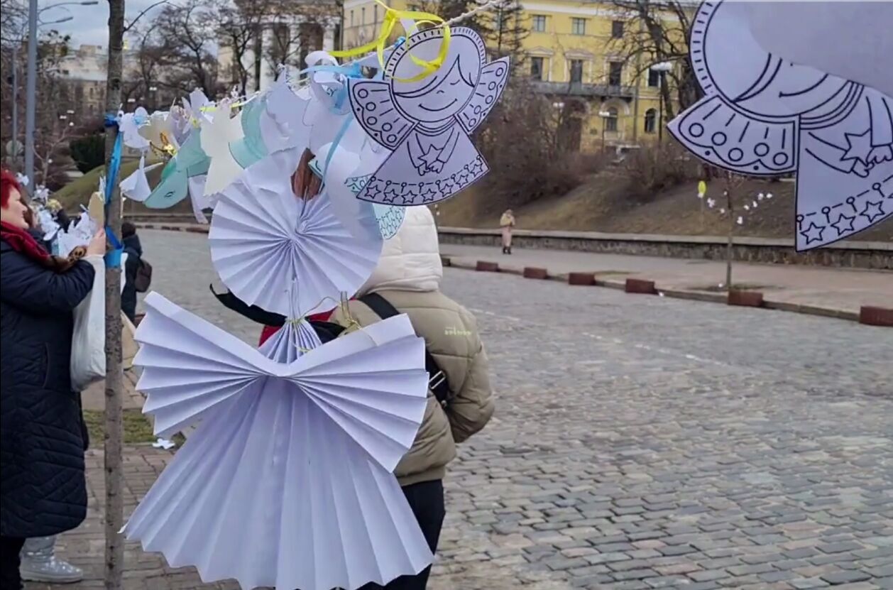 Участники акции развесили бумажных ангелов.