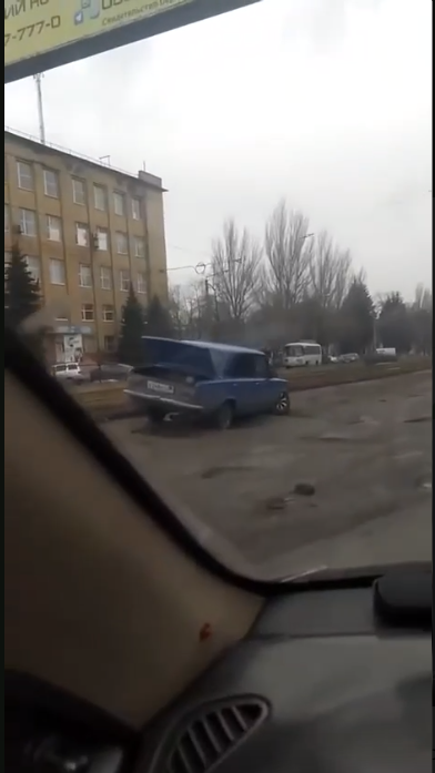 Сломанные "Жигули" на дороге в Горловке назвали результатом обстрела