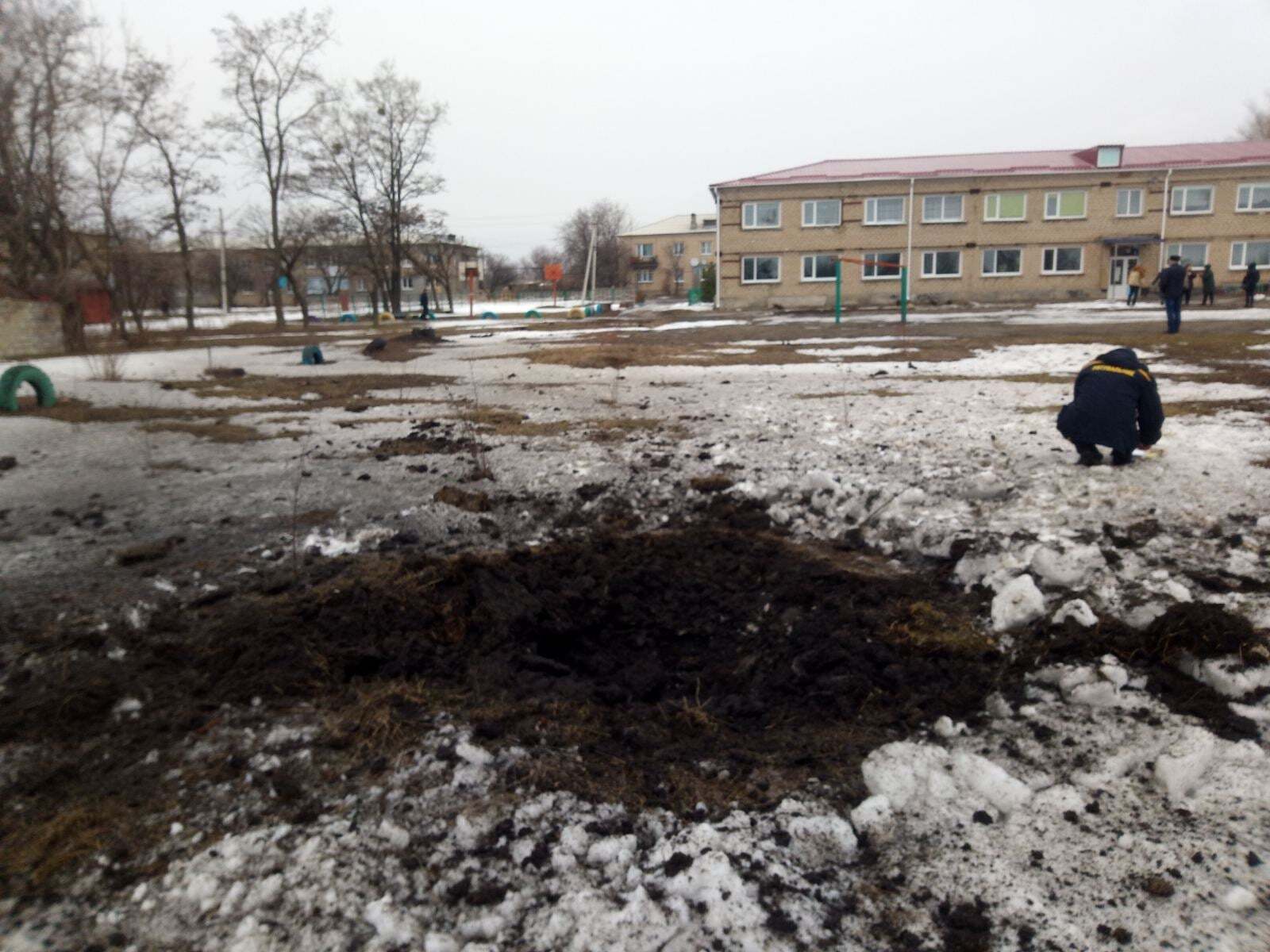 Снаряд лег в нескольких метрах от школы, где были дети